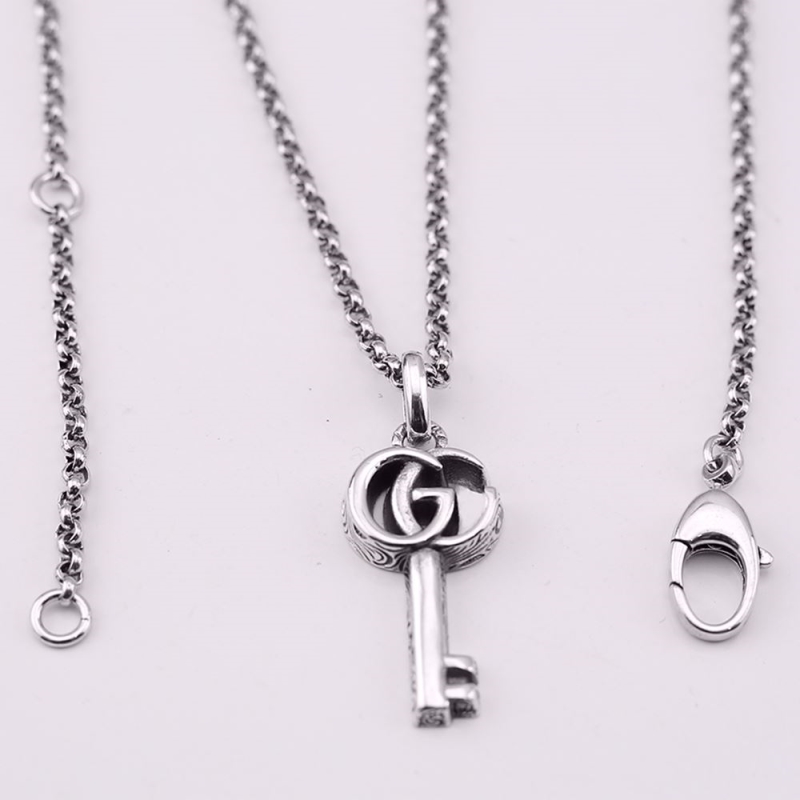 G*u*i necklaces